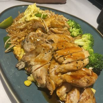 Spoon and Fork Corner - Chicken pad thai - Japanese Near Me - Mississauga, Ontario