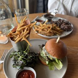 Inness - Delicious and juicy burger.