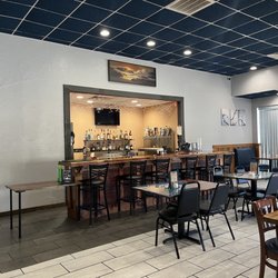 IDK Raw Bar Grill and Gaming - Another bar in front dining area
