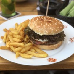 Stable Irish Pub - Hausgemachter Burger mit Speck und Spiegelei für € 9.90