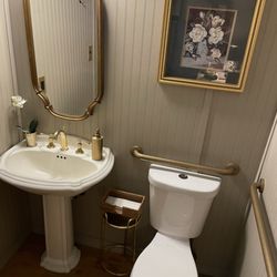King’s Leaf Cigar Lounge - Downtown Charleston - Nice bathroom