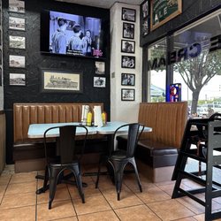 Dad Jokes Cheesyburger - Seating area