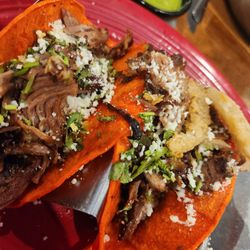 Tres carnitas tacos