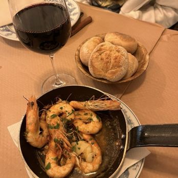Taberna Dos Mercadores - Shrimp in frying pan -- Mmmm...dip the bread in the oil and pair it with the glass of wine...SO GOOD! - Tabernas Near Me - Porto, 13 Taberna Dos Mercadores - Shrimp in frying pan -- Mmmm...dip the bread in the oil and pair it with the glass of wine...SO GOOD! - Tabernas Near Me - Porto, 13