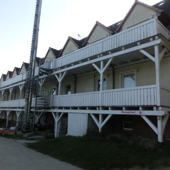 Aparthotel Königslinie - Hotelrückseite mit Zimmerzugängen und gleichzeitig Balkon - Hotels Near Me - Sassnitz, MV Aparthotel Königslinie - Hotelrückseite mit Zimmerzugängen und gleichzeitig Balkon - Hotels Near Me - Sassnitz, MV