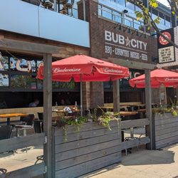 Bub City - Restaurant entrance and outdoor seating