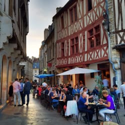 Le Petit Roi de la Lune - Sitting outside in lovely Dijon