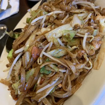 Green Basil Thai Restaurant - Pad see iw with chicken - Thai Near Me - Burnaby, British Columbia
