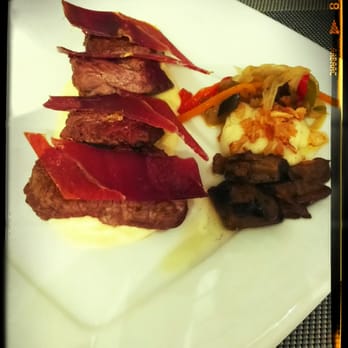 Nuevo Tabernillas - Dados de solomillo sobre crema de queso ahumado. Tres guarniciones - Signature Cuisine Near Me - Zaragoza, Z