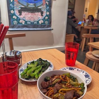 Woon - Beef Noodles 牛肉粗炒麵 Gai Lan 芥蘭 - Chinese Near Me - Los Angeles, California