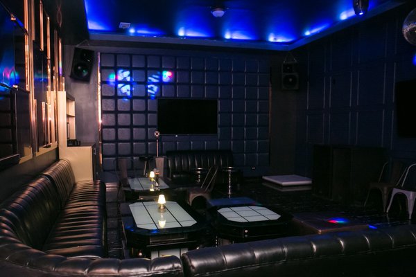 Theme House restaurant & karaoke by null