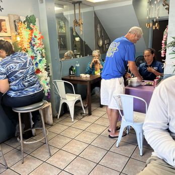 Penny's Drive In - Indoor seating area, ample for various time of the day, locally aloha decor ! - Hawaiian Near Me - Honolulu, Hawaii
