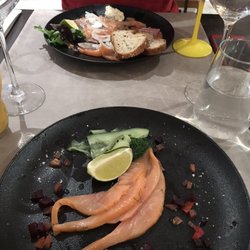 Bout du Monde Pornic - En premier plan : Gravlax de Saumon En 2nd plan : Assiette de Saumon fumé et sauce maison