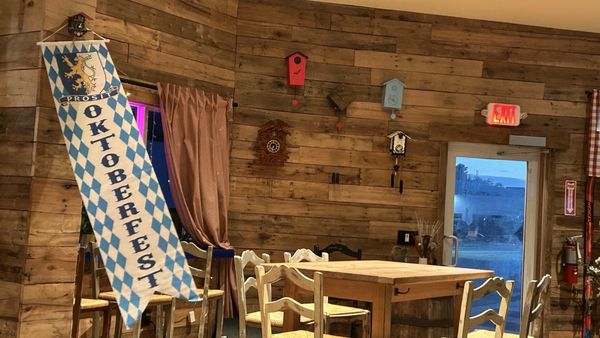 Cuckoo Clock Brauhaus Miami by null