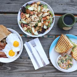 Riziki Cafe - Breakfast and lunch are offered all day long!