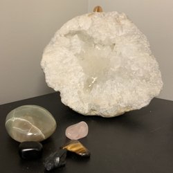 Healer's Stone - Crystal and intuitive healing offered with Reiki sessions.