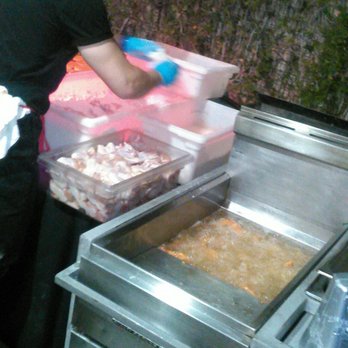 Howlin' Ray's - Howlin' Ray's fryer bubbling & toiling away at Jonathan Gold & L.A. Times Gold List event at the MacArthur. - Southern Near Me - Los Angeles, California Howlin' Ray's - Howlin' Ray's fryer bubbling & toiling away at Jonathan Gold & L.A. Times Gold List event at the MacArthur. - Southern Near Me - Los Angeles, California