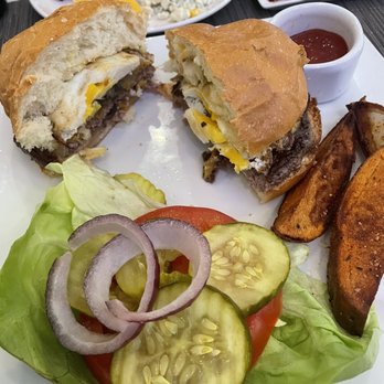 United Polaris Lounge - Polaris signature burger - Airport Lounges Near Me - Houston, Texas