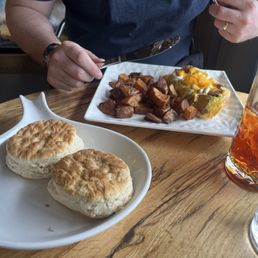 Omelette, biscuits, and iced tea