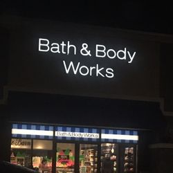 Bath & Body Works - Outside