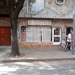 Panadería y Confitería "La Paz" - Ahí va el amigo en bici.