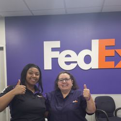 FedEx Ship Center - God-tire workers!
