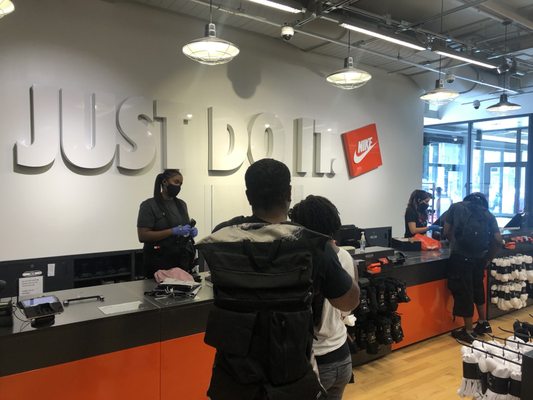 nike outlet newark nj broad street