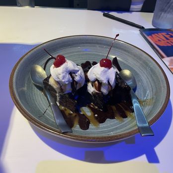 Dave & Buster's Miami - Brownie Bliss Sundae - American Near Me - Miami, Florida Dave & Buster's Miami - Brownie Bliss Sundae - American Near Me - Miami, Florida