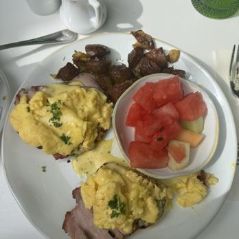 Jake's - Classic Eggs Bene - New American Near Me - Palm Springs, California