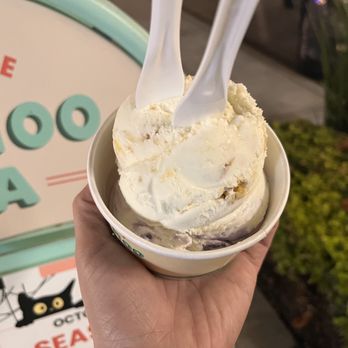Moo Moo Mia - Top: Lemon Cookies & Cream, Bottom: Honey Lavender Cream (both seasonal flavors) - Ice Cream & Frozen Yogurt Near Me - Monrovia, California