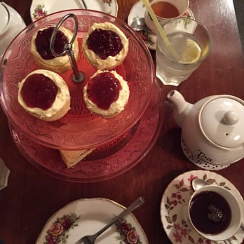 Tea and Tattle - Scones with English breakfast tea - British Near Me - London, XGL Tea and Tattle - Scones with English breakfast tea - British Near Me - London, XGL