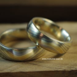 Goldschmiede Markus Eckardt - Mokume Gane Eheringe mit Wellenmuster aus Orangegold, Grüngold und Weißgold