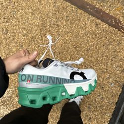On Store LA Abbot Kinney - ON Cloudmonster Hyper