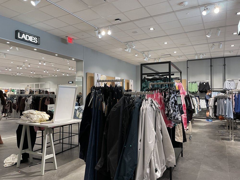 H&M Updated October 2024 14 Photos & 14 Reviews 2774 Livermore