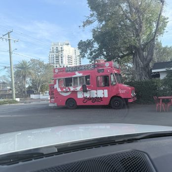 Bubbi Burger - truck and table seating - Food Trucks Near Me - Tampa Bay, Florida