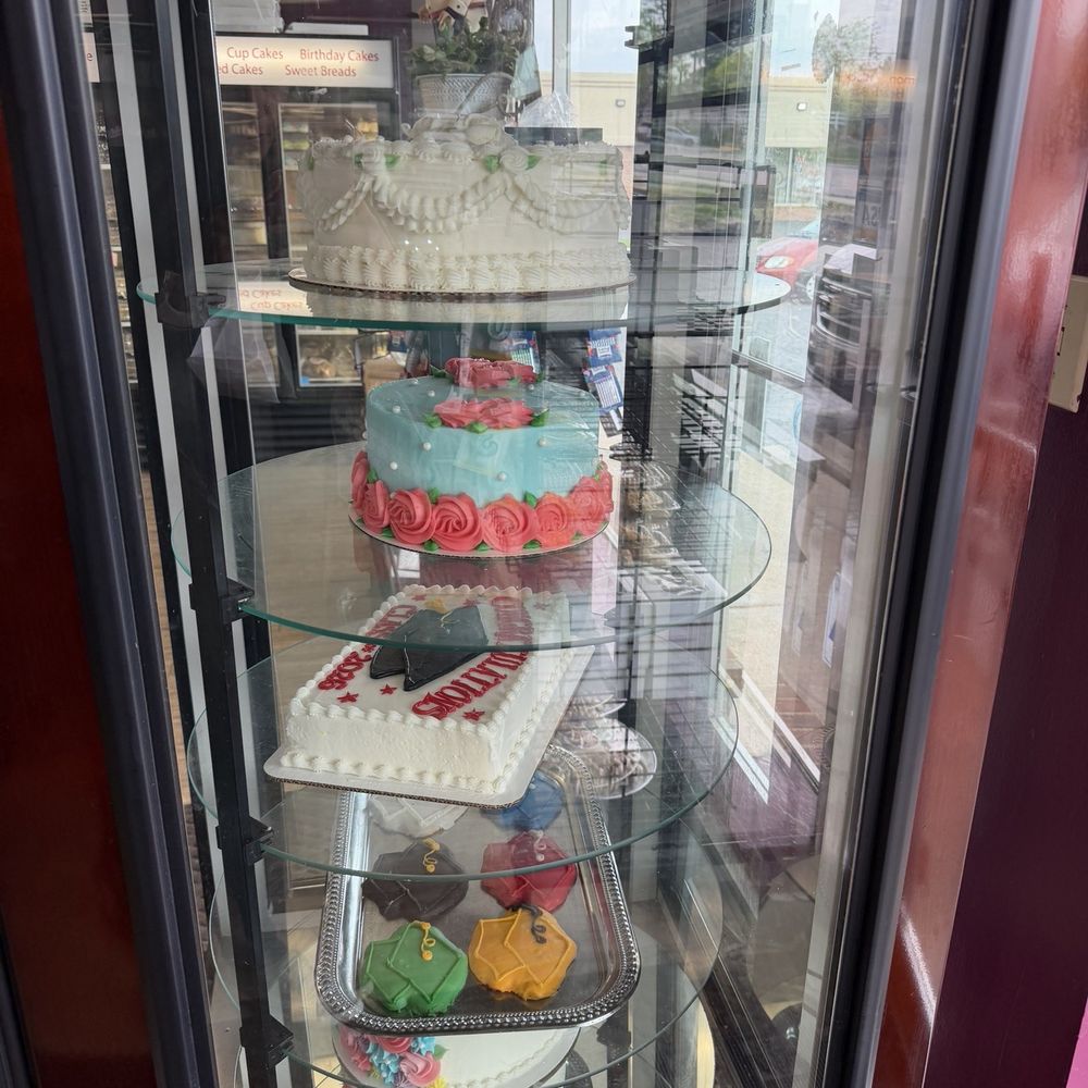 Bello's Bakery - Cake display case - Bakeries Near Me - Des Peres, Missouri