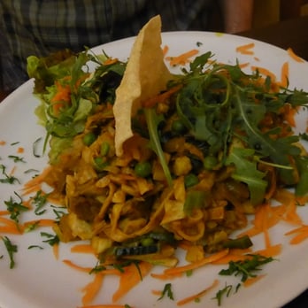 Sigiriya - Kothu Rothi mit Mas Hodhi: Südindische Teigstücke gebraten mit Gemüse, zusätzlich pikantes Rindfleisch-Curry - Indian Near Me - Berlin, BE Sigiriya - Kothu Rothi mit Mas Hodhi: Südindische Teigstücke gebraten mit Gemüse, zusätzlich pikantes Rindfleisch-Curry - Indian Near Me - Berlin, BE