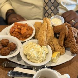 Che'yla's Southern Cuisine - Fish & Chicken Combo