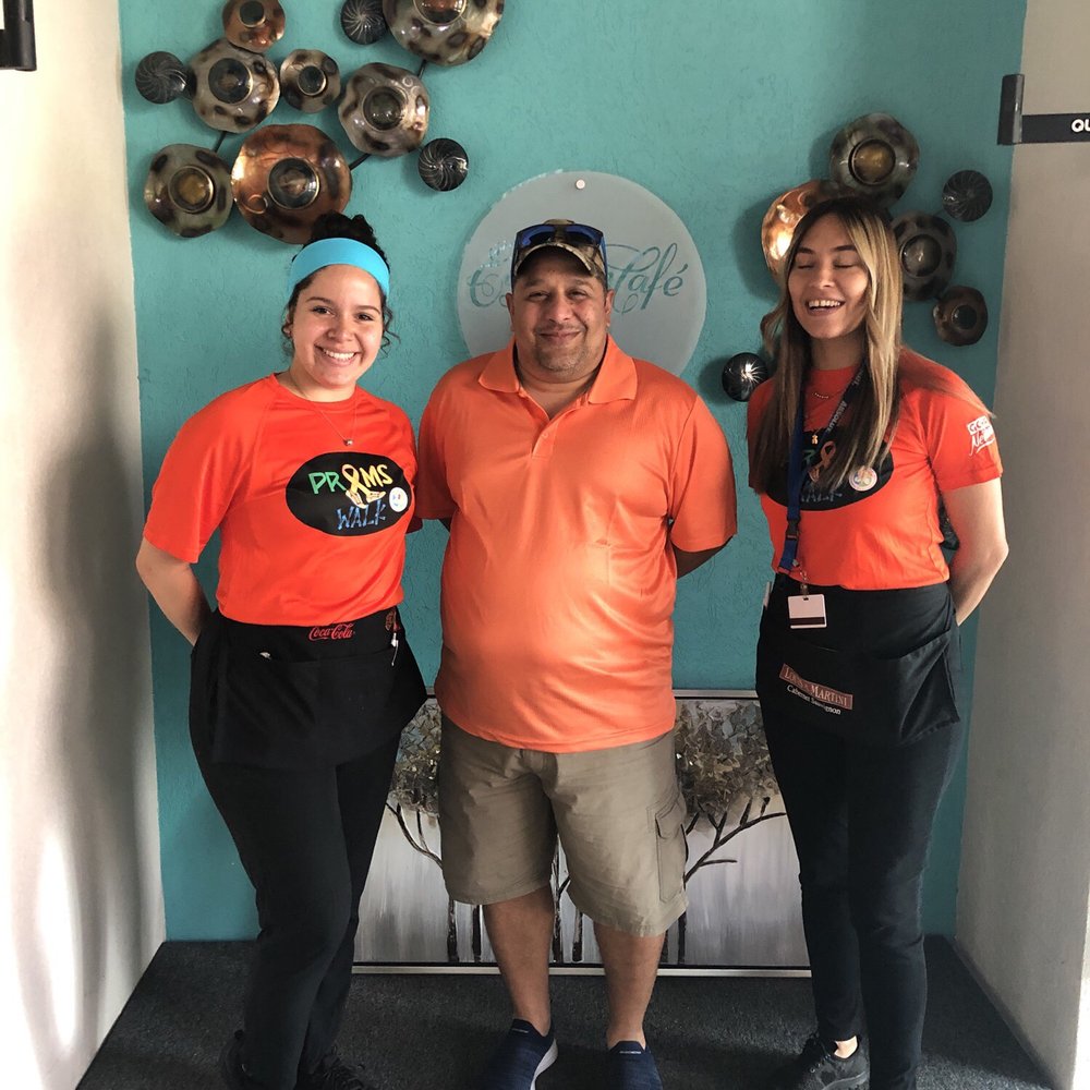 El Buen Cafe - Me and the staff, why? The day we visited the cafe, they're supporting Multiple Sclerosis cause. - Seafood Near Me - Hatillo, Puerto Rico