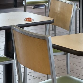 Del Taco - Trash on tables - Mexican Near Me - Palm Desert, California Del Taco - Trash on tables - Mexican Near Me - Palm Desert, California
