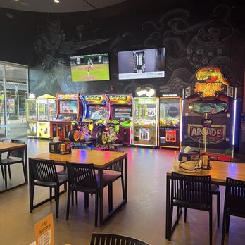 Hi-Pointe Drive-In - The District - Burgers Near Me - Chesterfield, Missouri