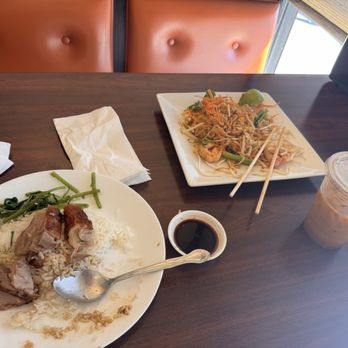 Long Beach Thai Restaurant - Duck lunch and pad thai - Thai Near Me - Long Beach, California