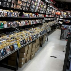 Mr. Music - Endlose Reihen Tonträger aus allen musikalischen Genres, die es gibt. Vermutlich sogar aus noch mehr.