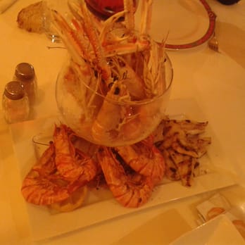 Dimitri - De très bonnes petites bestioles, servies avec deux sauces cocktail et du poulpe grillé. - Mediterranean Near Me - Quaregnon, WHT