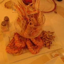 Dimitri - De très bonnes petites bestioles, servies avec deux sauces cocktail et du poulpe grillé.