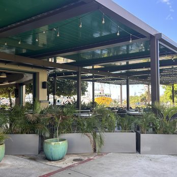 Nico's Pier 38 - Outdoor seating area - Seafood Near Me - Honolulu, Hawaii