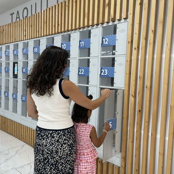 Centro Comercial L'Aljub - zona de taquillas Centro Comercial L'Aljub - Shopping Centers Near Me - Elche, A