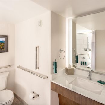 DoubleTree by Hilton Hotel Johnson City - Guest room bath - Hotels Near Me - Johnson City, Tennessee DoubleTree by Hilton Hotel Johnson City - Guest room bath - Hotels Near Me - Johnson City, Tennessee