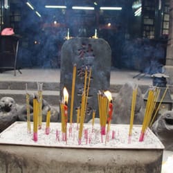 天后廟 - Incense smoke takes prayers up to the heavens.