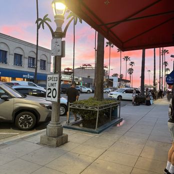 Hodad’s - Outside - Burgers Near Me - San Diego, California Hodad’s - Outside - Burgers Near Me - San Diego, California